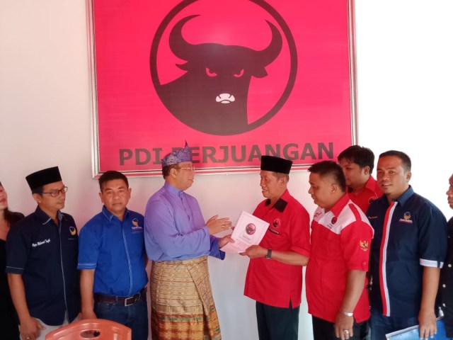﻿﻿Anwar Hasyim saat mendaftar di kantor PDIP-P Kab. Karimun.