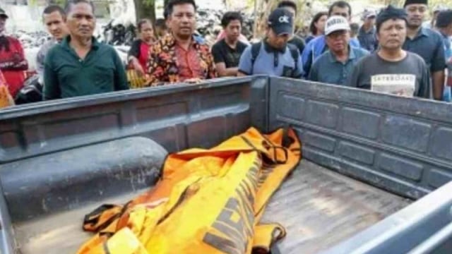 Jenazah pria tersangkut di Pintu Air Kali Irigasi, Kabupaten Bekasi, Jawa Barat dievakuasi petugas kepolisian disaksikan puluhan warga setempat, Jumat (11/10/2019). Foto: Antara/Pradita Kurniawan Syah