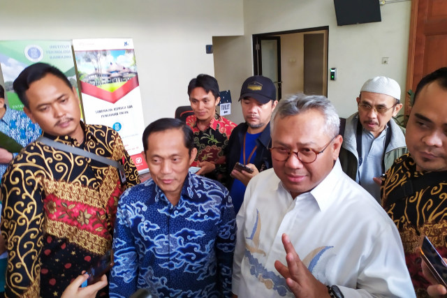 Ketua KPU RI Arief Budiman (kanan). Foto: Rachmadi Rasyad/kumparan
