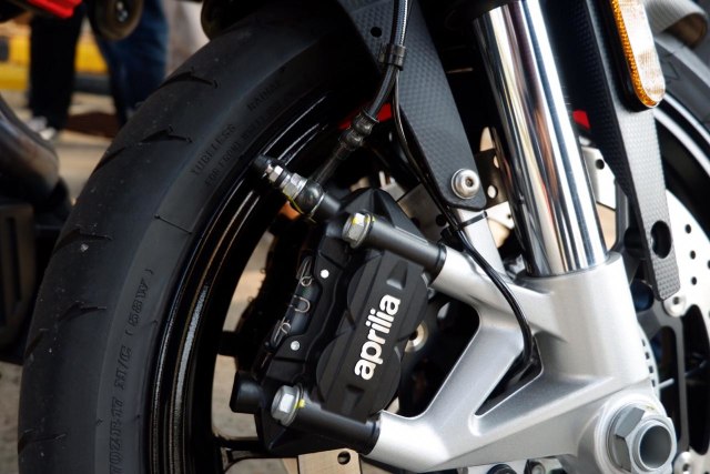 Suspensi dan kabel rem depan Aprilia Shiver 900 Foto: Aditya Pratama Niagara/kumparan