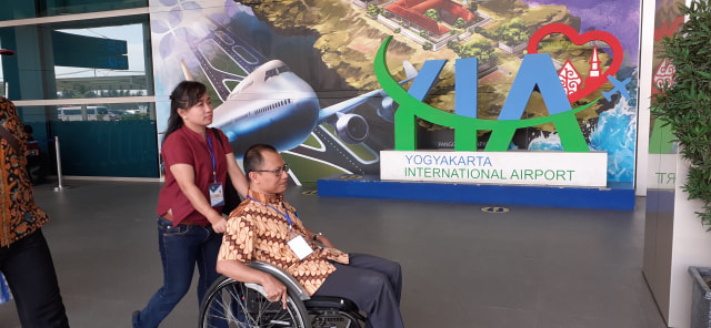 Salah seorang penyandang disabilitas saat menjajal fasilitas di Yogyakarta International Airport (YIA), Jumat (11/10/2019). Foto: erl.