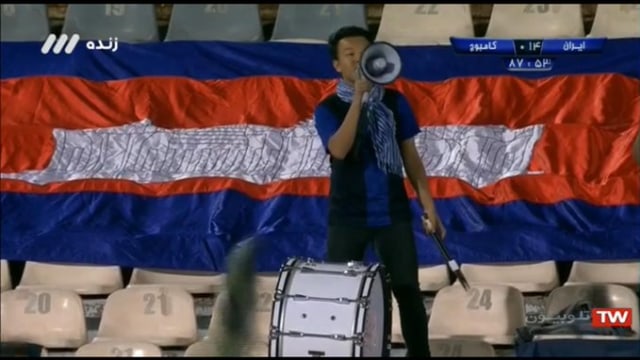 Suporter Kamboja seorang diri mendukung tim nasionalnya. (Foto: Twitter/@AmirIGM)