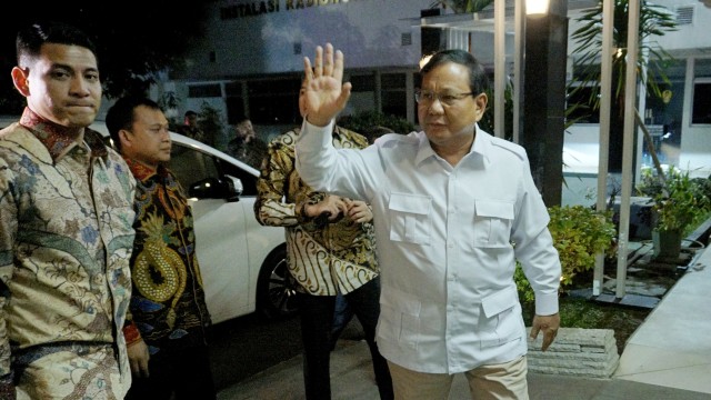 Prabowo Subianto saat menjenguk Menkopolhukam Wiranto di RSPAD Gatot Soebroto, Jakarta, Jumat (11/10/2019). Foto: Jamal Ramadhan/kumparan