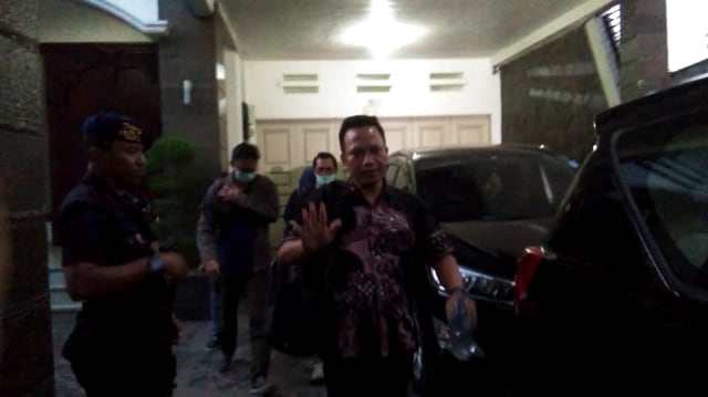 Para penyidik KPK saat keluar dari rumah pribadi Bupati Lampung Utara, Agung Ilmu Mangkunegara, Jumat (11/10) | Foto : Obbie Fernando/Lampung Geh