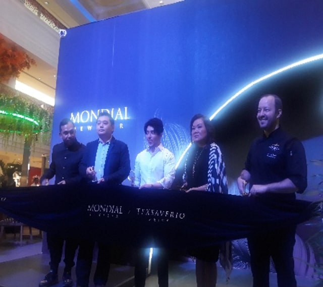 Jenny Prasodjo, GM Mondial Jeweller bersama Tex Saverio saat peluncuran The Elemental