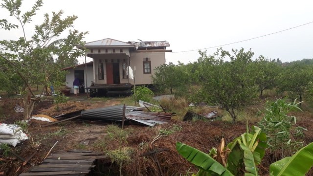 Rumah rusak di Desa Sawahan, Kecamatan Cerbon, Kabupaten Barito Kuala pada Jumat sore (11/10/2019). Foto: istimewa