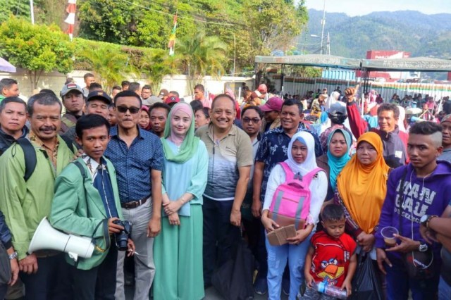 Istri Bupati Trenggalek Novita Hardini dan Sekda Kabupaten Trenggalek, Ir. Joko Irianto bersama warganya sebelum bertolak ke kampung halaman