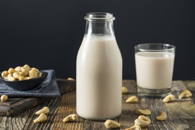 Susu kacang mede Foto: Shutter Stock