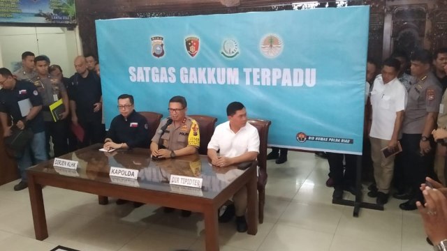 Kapolda Riau, Irjen Pol Agung Setya Imam Effendi, memimpin konferensi pers penanganan kasus hukum perusahaan konsesinya terbakar, Jumat (11/10). 