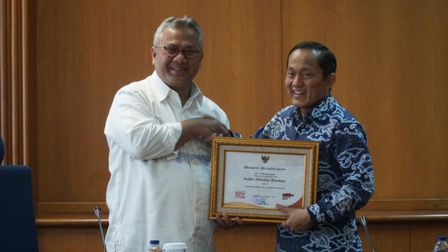 Rektor ITB Kadarsah Suryadi (berbatik) bersama Ketua KPU Arief Budiman (Foto: Ananda Gabriel).