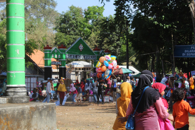 Warga mulai berdatangan untuk memperebutkan apam di Dusun Pondok, Widodomartani, Ngemplak, Jumat (11/10/2019). Foto: Birgita