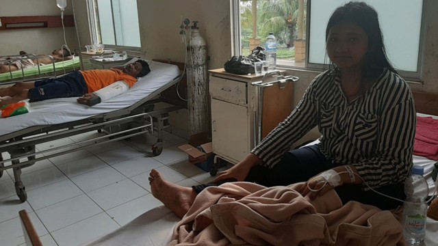 Nurul Safitri (20), mahasiswi di Medan, Sumatera Utara, selamat dari insiden terbaliknya bus PMTOH, usai pindah tempat duduk. Namun ibunya, jadi korban bersama lima penumpang lainnya.  
