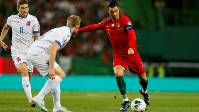 Kapten Timnas Portugal, Cristiano Ronaldo, melepas temabakan. Foto: REUTERS/Rafael Marchante