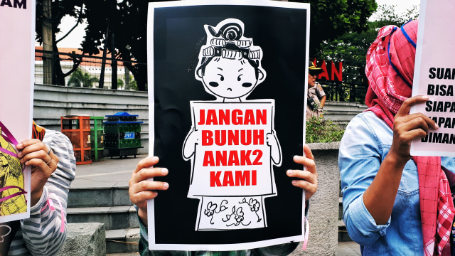 Puluhan perempuan di Bandung menggelar aksi solidaritas bagi korban kekerasan saat demonstrasi akhir September lalu. (Foto-foto: Assyifa)