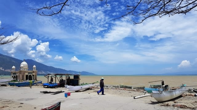 Suasana aktivitas warga nelayan Teluk Palu di Pantai Taman Ria, Kelurahan Lere, Kecamatan Palu Barat, Kota Palu. Foto: Dok. PaluPoso