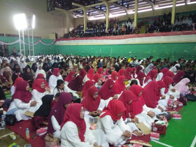 Ribuan masyarakat hadir memenuhi Gor Mokondangan Tolitoli, Sulteng, pada acara Doa untuk Negeri, Jumat sore (11/10). Foto: Moh Sabran/PaluPoso