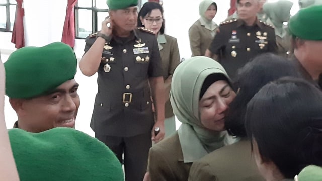 Istri Suhendi, Irma Zulkifli Nasution, tak bisa menahan tangisnya saat sertijab usai dilakukan di Aula Jendral Sudirman Korem 143 Halu Oleo. Foto: Lukman Budianto/kendarinesia.