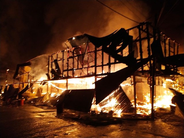 29 unit rumah toko (ruko) di Kota Sinabang, Aceh, hangus terbakar dalam insiden kebakaran pada Sabtu dini hari (12/10). Foto: Dok. BPBD Simeulue
