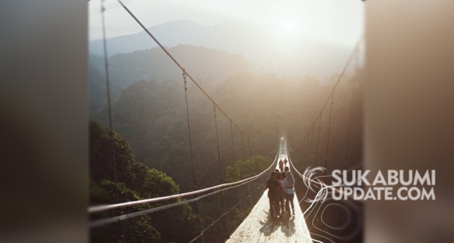 Suasana senja di Jembatan Gantung atau Suspension Bridge Situ Gunung di Kecamatan Kadudampit, Kabupaten Sukabumi. | Sumber Foto:Istimewa