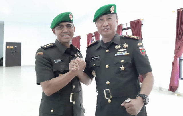 Foto bersama Dandim usai serah terima jabatan. Kiri: Kolonel Kav Hendi Suhendi, Kanan: Kolonel Infanteri Alamsyah. Foto: Lukman Budianto/kendarinesia.