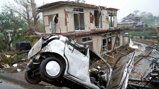 Mobil dan rumah rusak saat topan hagibis melanda wilayah Jepang. Foto: AP Photo/Toru Hanai