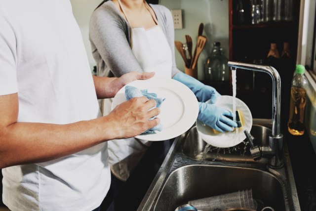 Ilustrasi mencuci piring dengan pasangan. Foto: Shutterstock