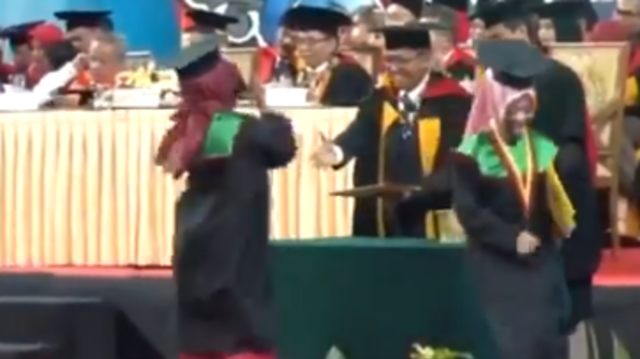 Salah satu wisudawati Universitas Pendidikan Indonesia joget ala Blackpink saat terima ijazah. (Foto: tangkapan layar Twitter @HaiAyas)