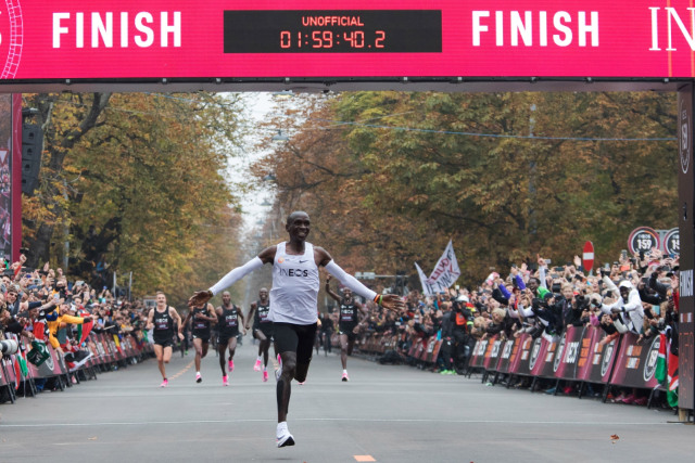 Eliud Kipchoge saat memecahkan rekor lari maraton sepanjang masa. Pelari Kenya itu merampungkan maraton di bawah 2 jam. Foto: AFP/Alex Halada