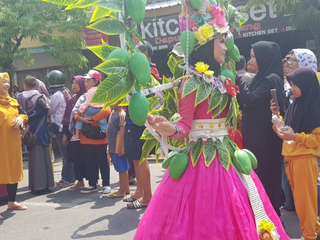 Gadis "Mangga" ikut memeriahkan Festival Tjimanoek yang digelar, Sabtu (12/10). Buah Mangga menjadi salah satu ikon Kabupaten Indramayu. (Bakrudin)