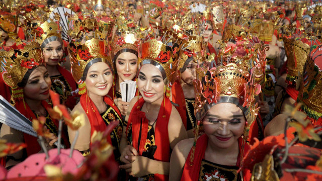 Penari festival Gandrung Sewu di Pantai Marina Boom, Banyuwangi, Sabtu (12/10/2019). Foto: Jamal Ramadhan/kumparan