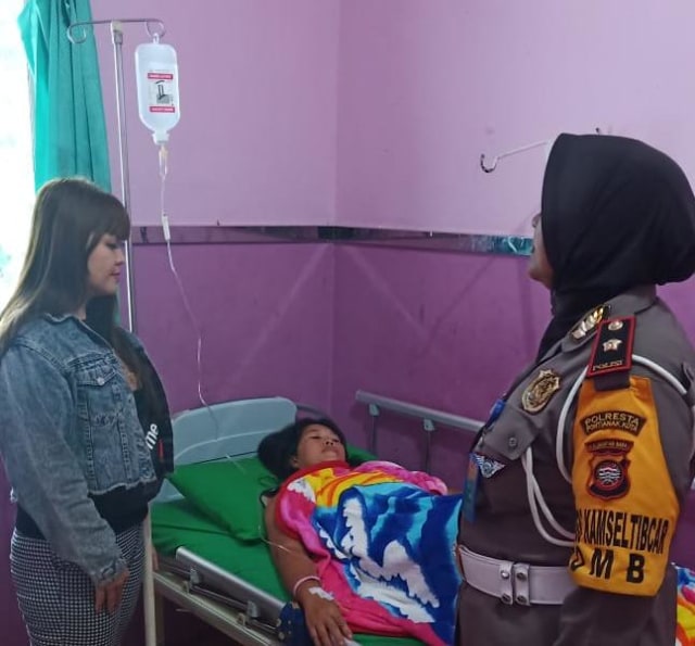 Lena menjalani perawatan di RS Bhayangkara Pontianak karena menderita sakit. Foto: Dok Hi!Pontianak