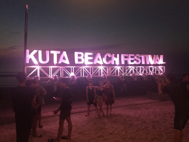 Pengunjung tengah berfoto di landmark Kuta Beach Festival 2019. Foto: Gitario Vista Inasis