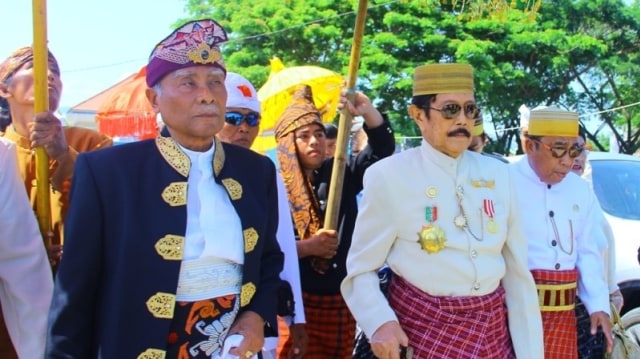 Raja Badung, I Gede Cokorda Ratu Jambe Pemecutan, bersama Maradika Mamuju, Andi Maksum Dai, pada ritual masossor Manurung tahun 2015. Foto: Dok. Istimewa