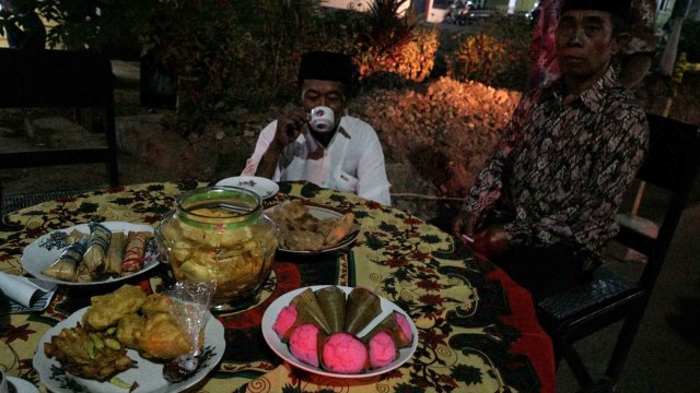 Masyarakat merayakan acara Ngopi Sepuluh Ewu di Desa Adat Kemiren, Kec. Glagah, Kab. Banyuwangi, Jawa Timur, Sabtu (12/10/2019). Foto: Jamal Ramadhan/kumparan