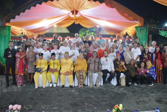 Peserta Wonderful 2 Sail Indonesia 2019 dalam acara welcoming dinner di Istana Kuning Pangkalan Bun. (Foto: Fiyya)
