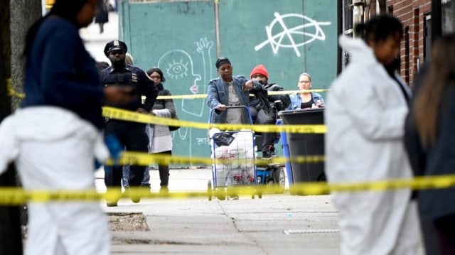 Suasana lokasi penembakan di New York. Foto: Johannes EISELE / AFP