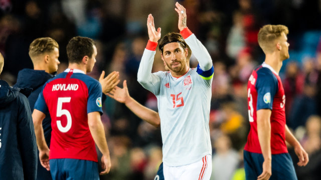 Sergio Ramos berhasil melewati catatan Iker Casillas sebagai pemain dengan caps terbanyak di Timnas Spanyol usai bermain menghadapi Norwegia. Foto: Vegard Wivestad Grott/Reuters