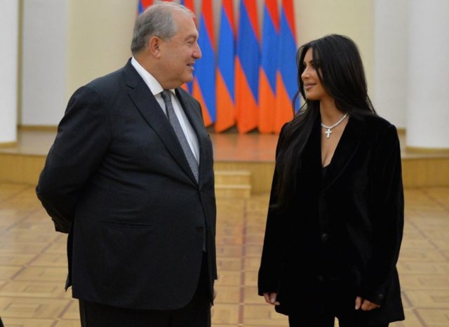 Jalan-Jalan ke Armenia, Kim Kardashian Dibaptis Sampai Bertemu Presiden
