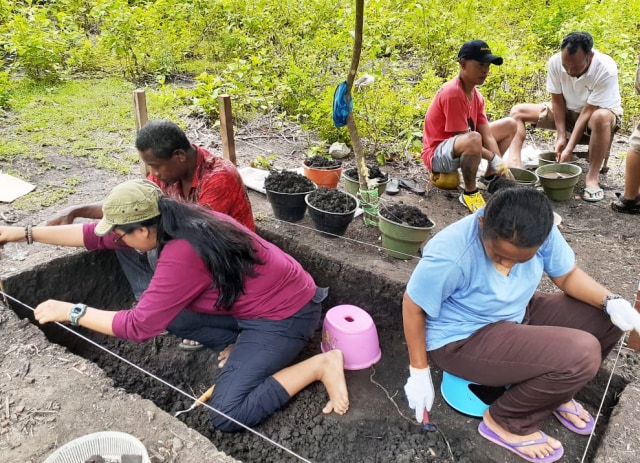 Ekskavasi Obsidian di Kampung Dondai, Distrik Waibu, Kabupaten Jayapura. (Foto dok Peneliti Balai Arkeologi Papua)