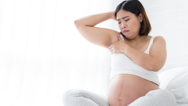 Ibu hamil ketiak hitam atau bau badan. Foto: Shutterstock
