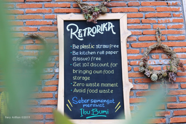 Sign board Retrorika Cafe. (Foto: Fery Arifian)