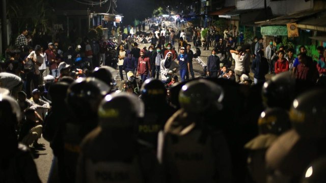 Massa aksi rusuh saat berunjuk rasa di kawasan gedung DPR Jakarta. Foto: Aditia Noviansyah/kumparan