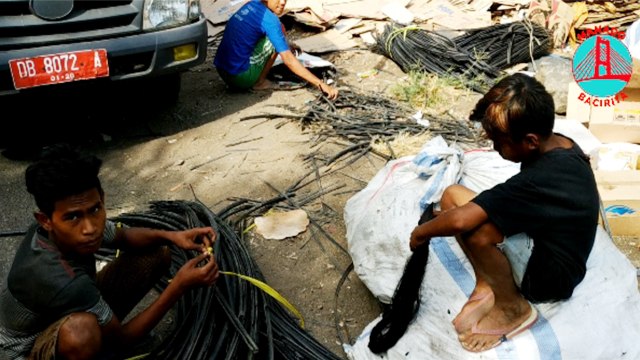 Para pemulung remaja di Tempat Pembuangan sampah Akhir (TPA), Sumompo, Kota Manado, Sulawesi Utara.
