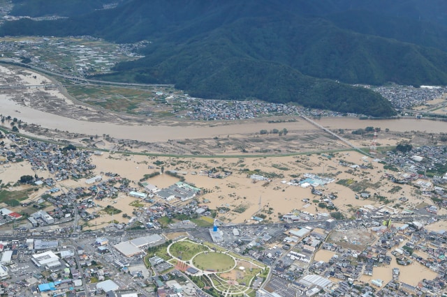 Potret udara Sungai Chikuma setelah Topan Hagibis melanda kota Nagano, Jepang Foto: STR/AFP/Jiji Press