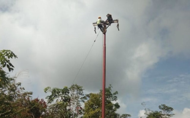 Petugas memasang jaringan listrik. Foto: Yusrizal/Hi!Pontianak