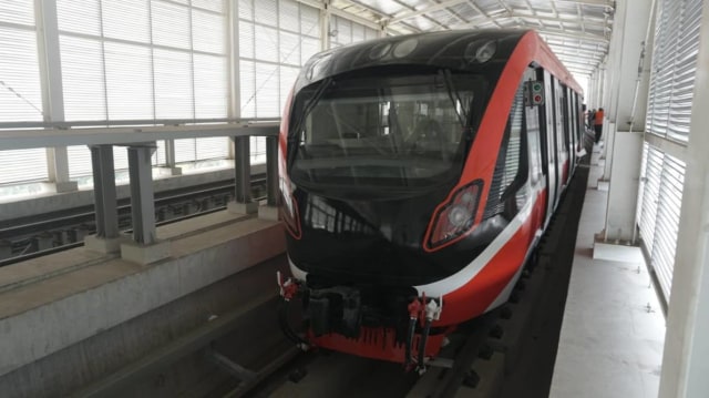 Rangkaian kereta LRT di Stasiun LRT Harjamukti Cibubur, Jakarta Timur. Foto: Iqbal Firdaus/kumparan