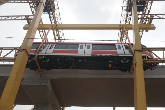 Proses pengangkatan rangkaian kereta LRT di Stasiun LRT Harjamukti Cibubur, Jakarta Timur. Foto: Iqbal Firdaus/kumparan
