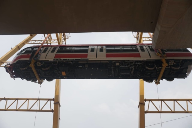 Proses pengangkatan rangkaian kereta LRT di Stasiun LRT Harjamukti Cibubur, Jakarta Timur. Foto: Iqbal Firdaus/kumparan