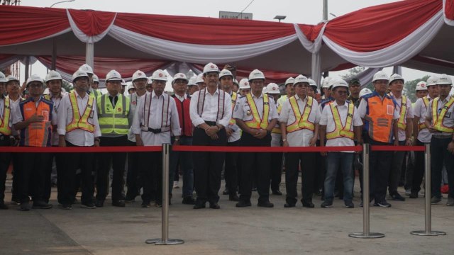 Sejumlah menteri kabinet kerja melihat proses pengangkatan rangkaian kereta LRT di Stasiun LRT Harjamukti Cibubur, Jakarta Timur. Foto: Iqbal Firdaus/kumparan 