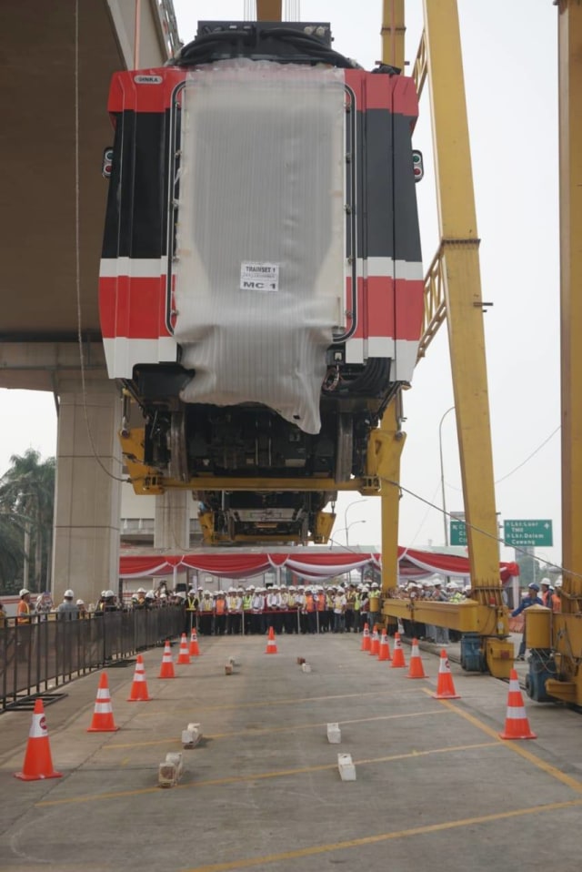Proses pengangkatan rangkaian kereta LRT di Stasiun LRT Harjamukti Cibubur, Jakarta Timur. Foto: Iqbal Firdaus/kumparan